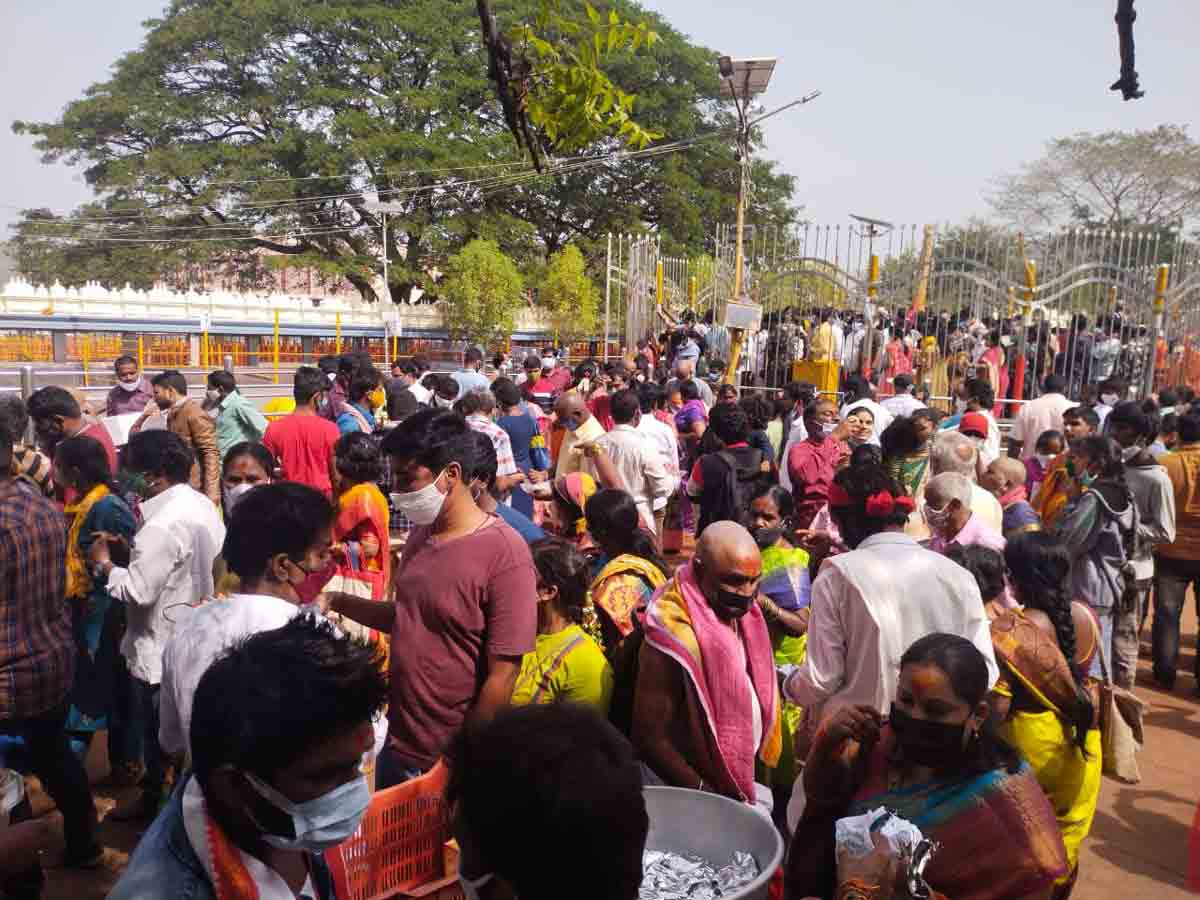 తల్లుల చెంత లక్షకు పైగా భక్తులు