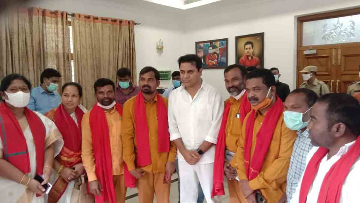 కేటీఆర్ను కలిసిన గిరిజనులు