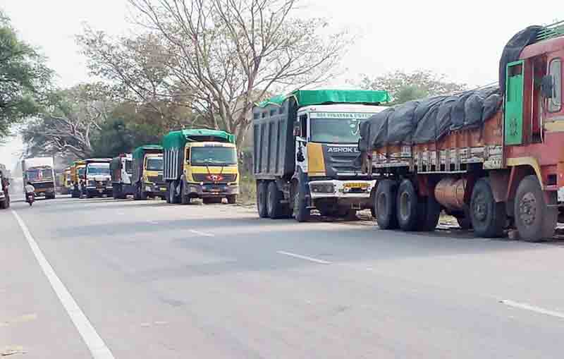 వామ్మో డస్ట్‌ లారీలు