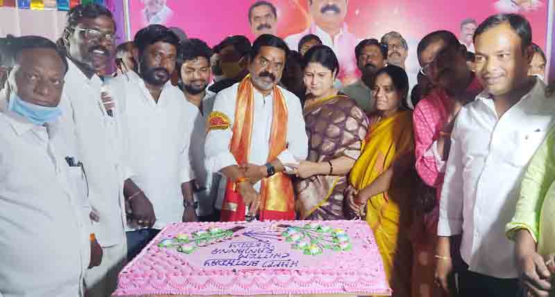 ఘనంగా ఎమ్మెల్యే చిట్టెం జన్మదిన వేడుకలు