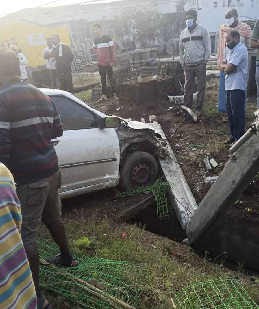 కారు పల్టీ కొట్టింది.. గుట్కా గుట్టు వీడింది