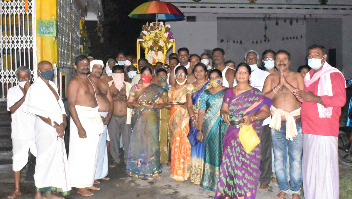 ప్రత్యేక పూజలు.. ఉత్తర ద్వార దర్శనం