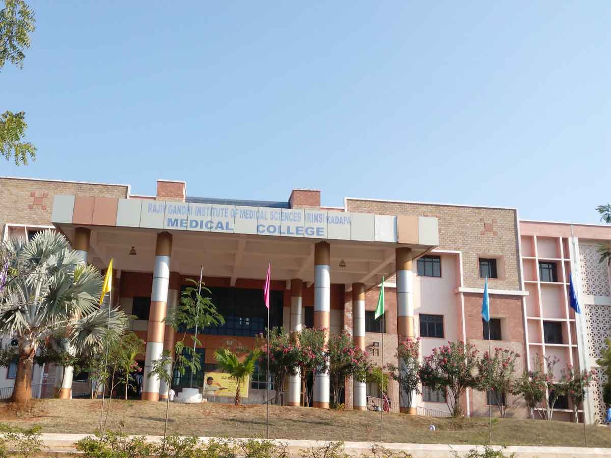కడప రిమ్స్‌లో 50 మంది వైద్య విద్యార్థులకు కరోనా..