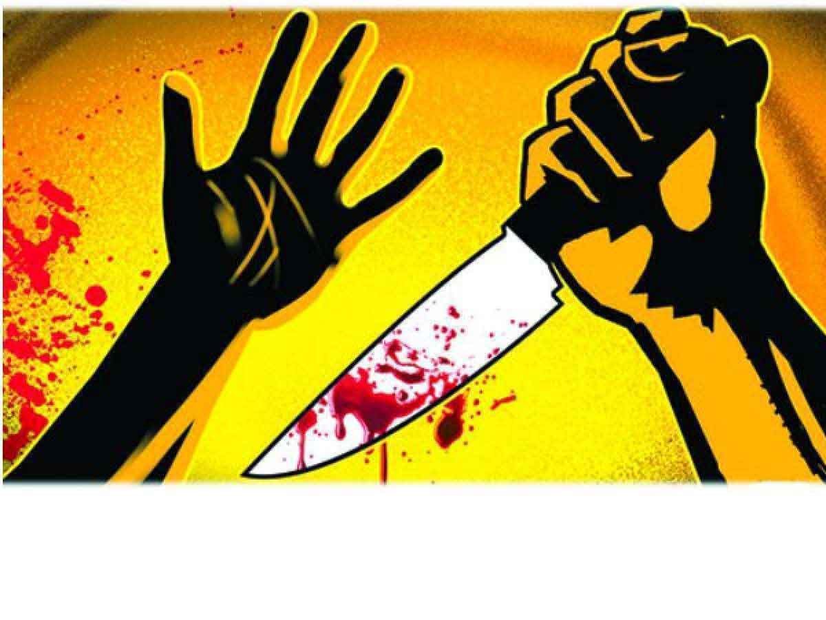 మీ సేవా నిర్వాహకుడిపై కత్తితో వైసీపీ కౌన్సిలర్‌ దాడి..