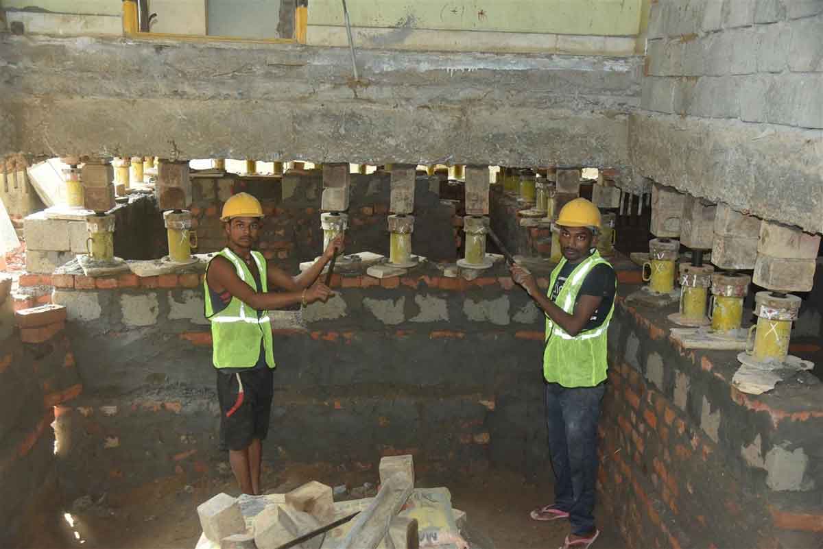 బిల్డింగ్‌ను పైకి లేపిన్రు