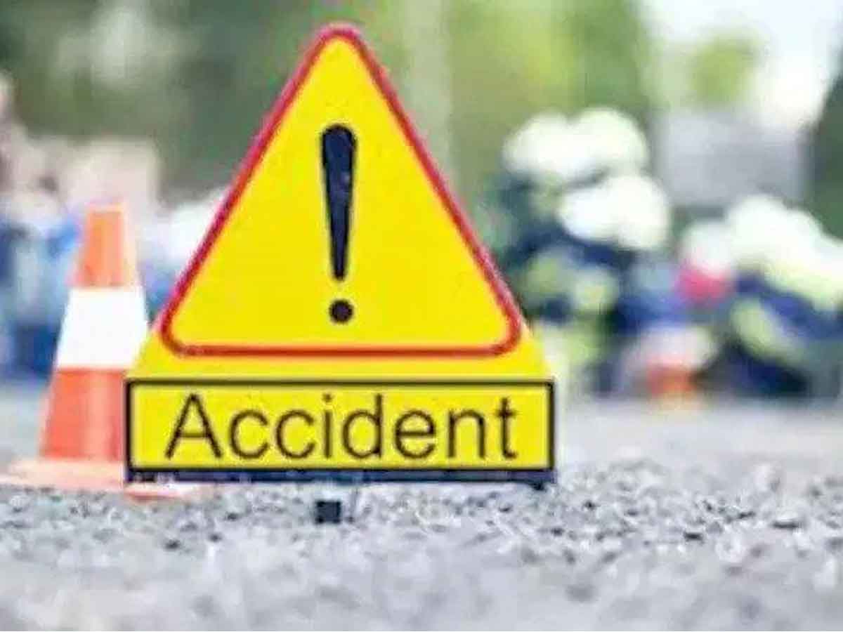 ట్రాక్టర్‌ బోల్తా : మహిళా మృతి