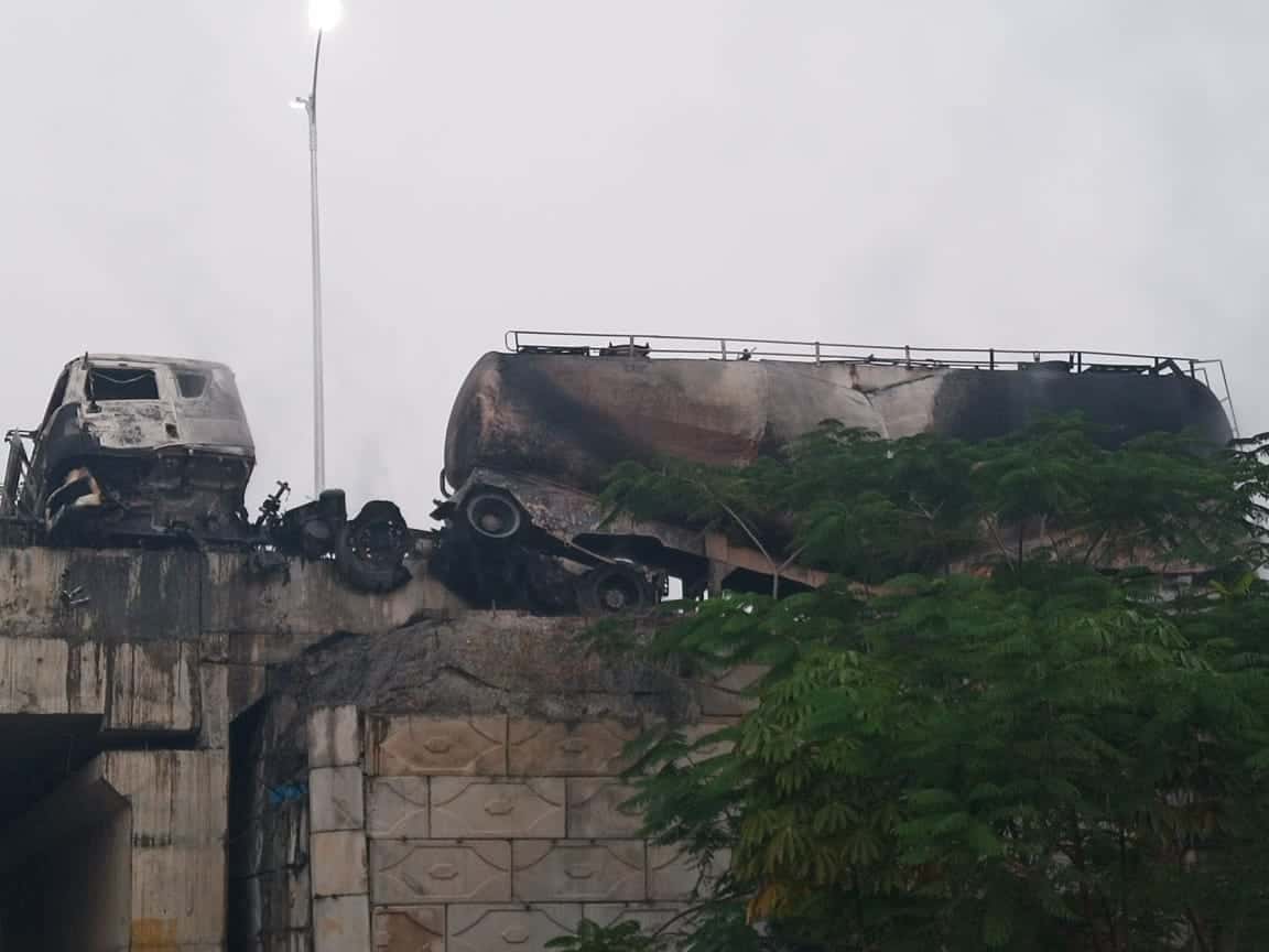 Lorry fire accident : డివైడర్‌ను ఢీకొని.. ఓఆర్‌ఆర్‌పై లారీ దగ్ధం..