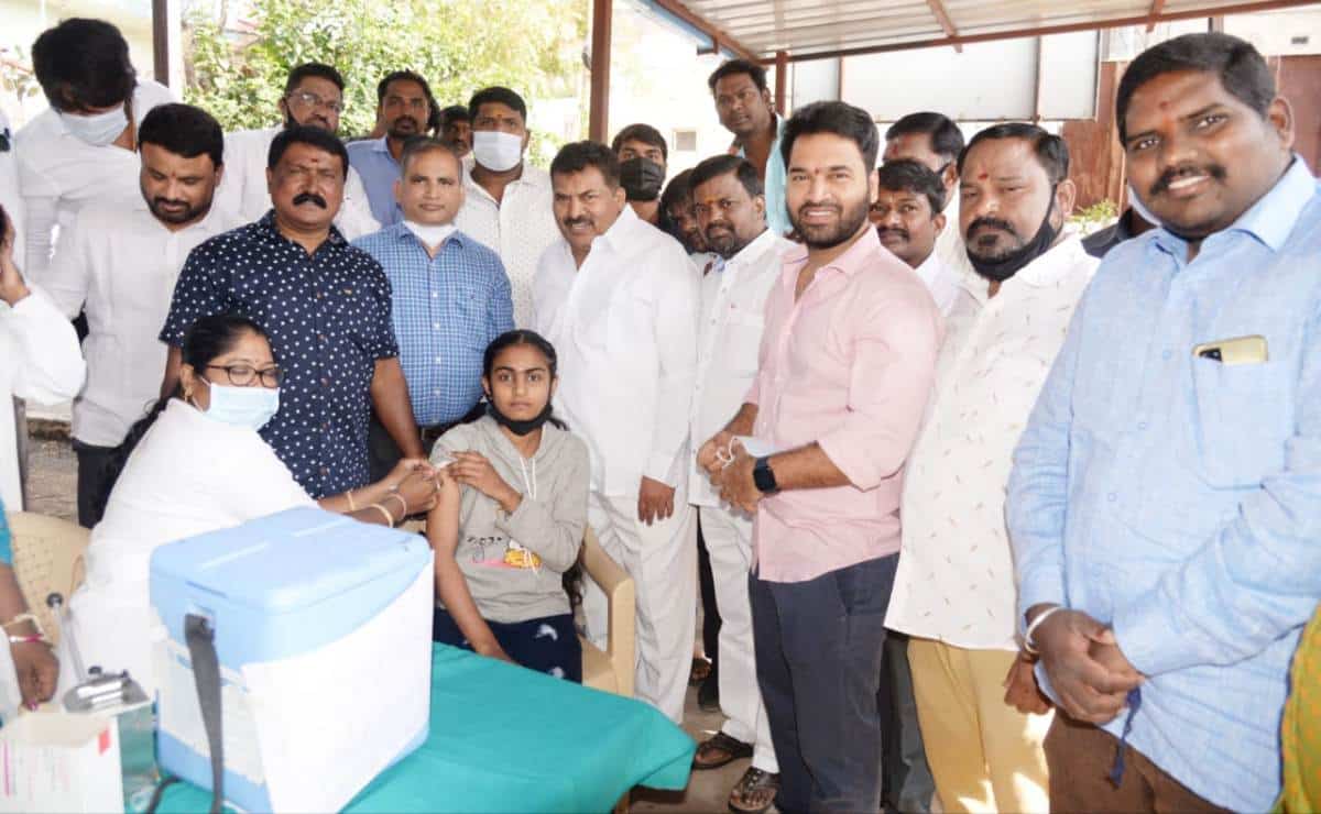 Corona and omicron | కరోనా..ఒమిక్రాన్‌ కట్టడికి ప్రభుత్వం పటిష్టమైన చర్యలు : ఎమ్మెల్యే ముఠా గోపాల్‌