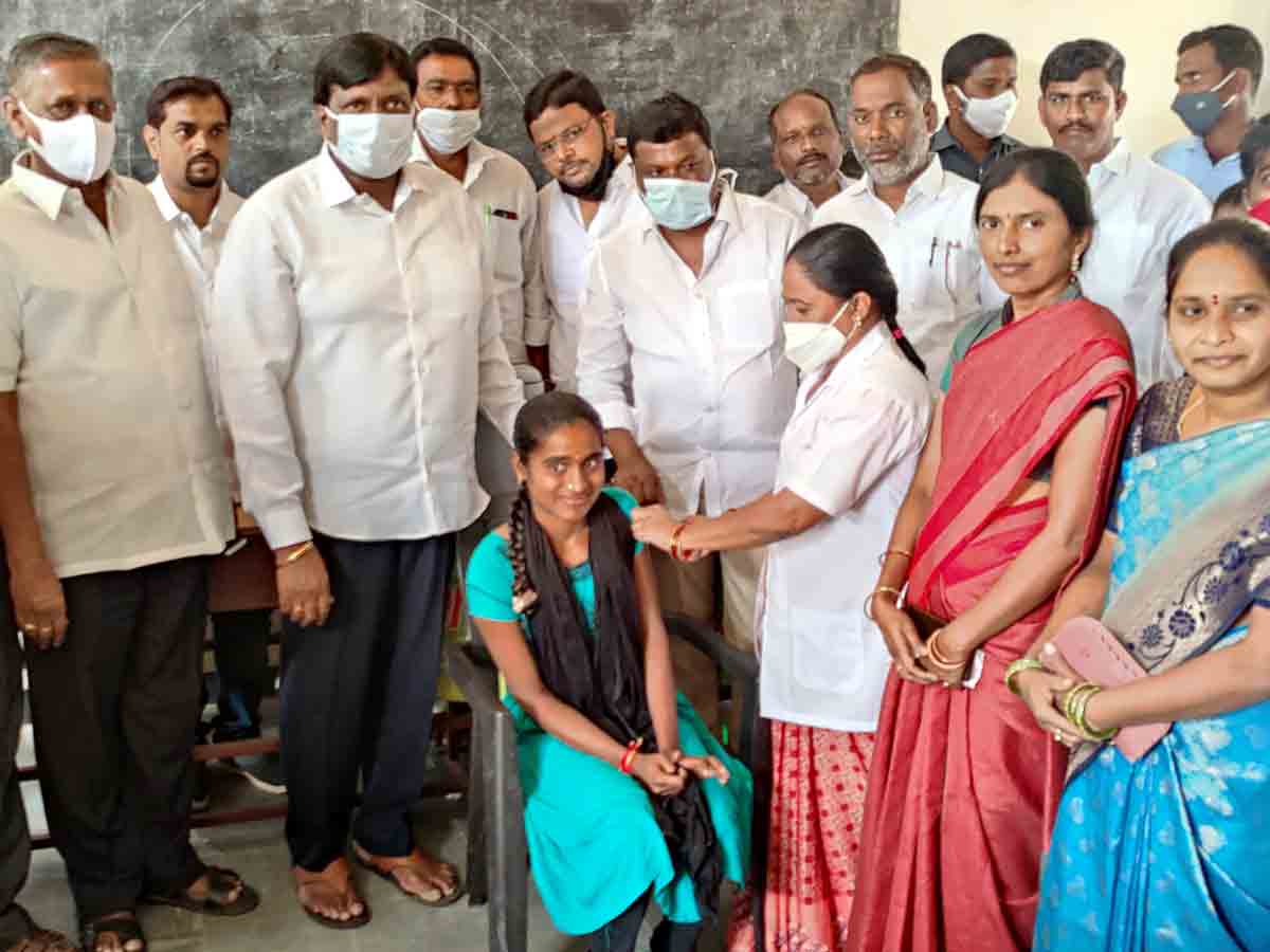 Covid Vaccine : టీనేజర్లు తప్పనిసరిగా టీకాలు వేయించుకోవాలి..
