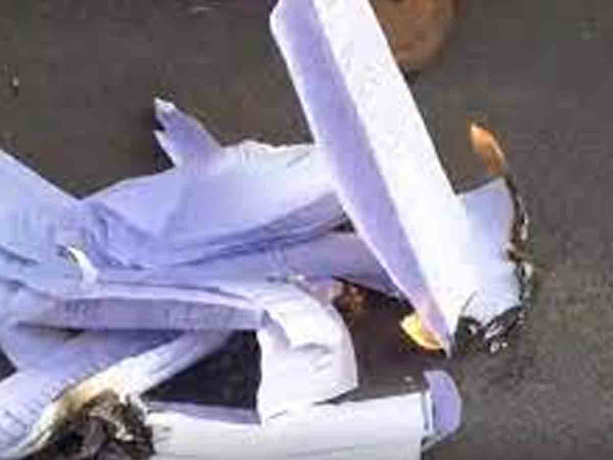 పీఆర్సీ జీవో కాపీలను దగ్ధం చేసిన  ఏపీ ప్రభుత్వ ఉద్యోగులు..