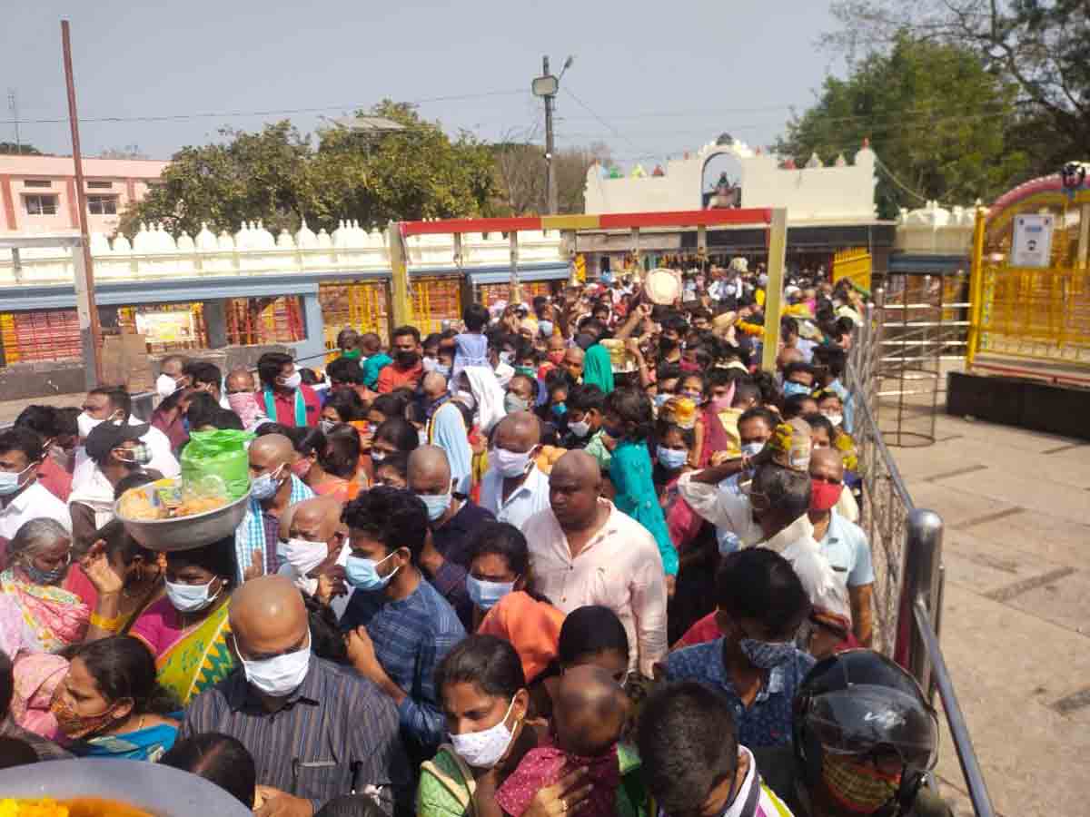 మేడారానికి పోటెత్తిన భక్తులు