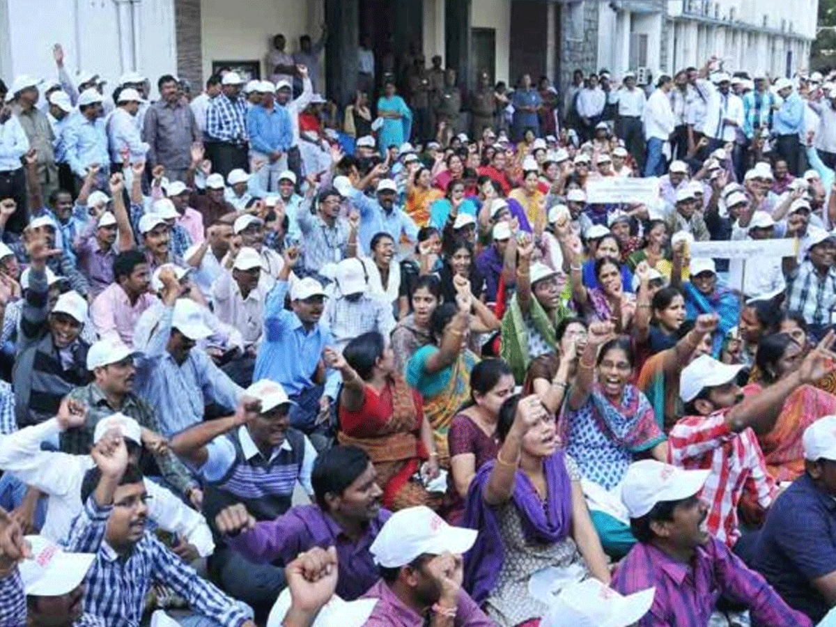 ప్రభుత్వ ఒత్తిడితో సందిగ్ధంలో ఏపీ ట్రెజరీ ఉద్యోగులు..