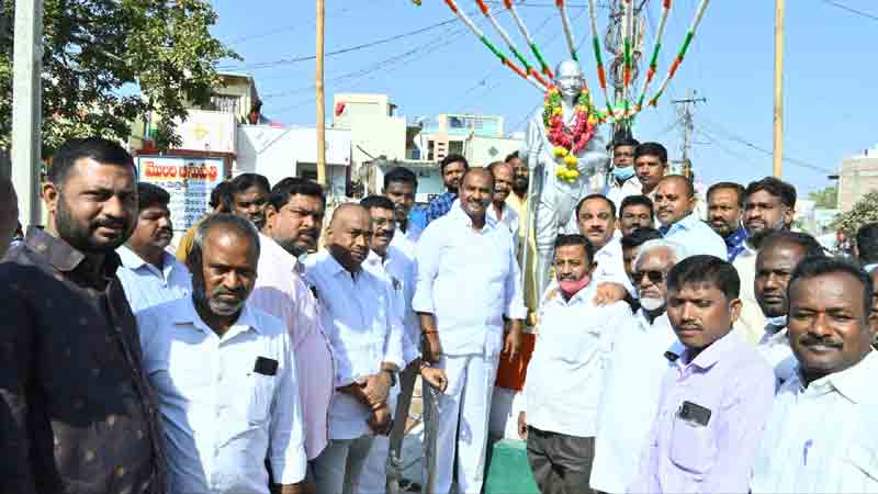 గాంధీ ఆశయాలు కొనసాగించాలి