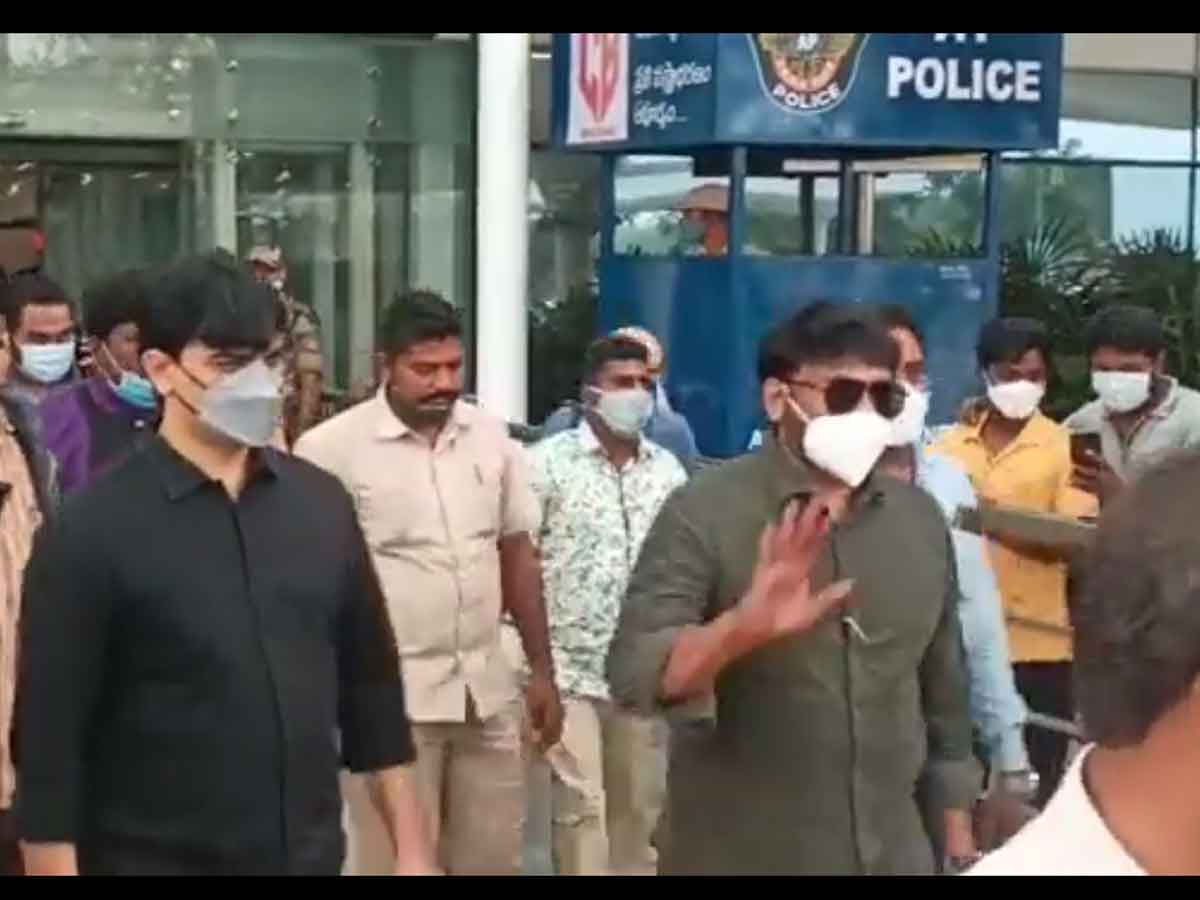 సీఎం ఆహ్వానం మేరకు ఇండస్ట్రీ బిడ్డగా వచ్చాను : చిరంజీవి