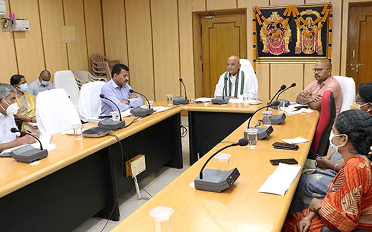 తిరుమలలో విద్యుత్‌ ఆదా చేయాలి : టీటీడీ ఈవో