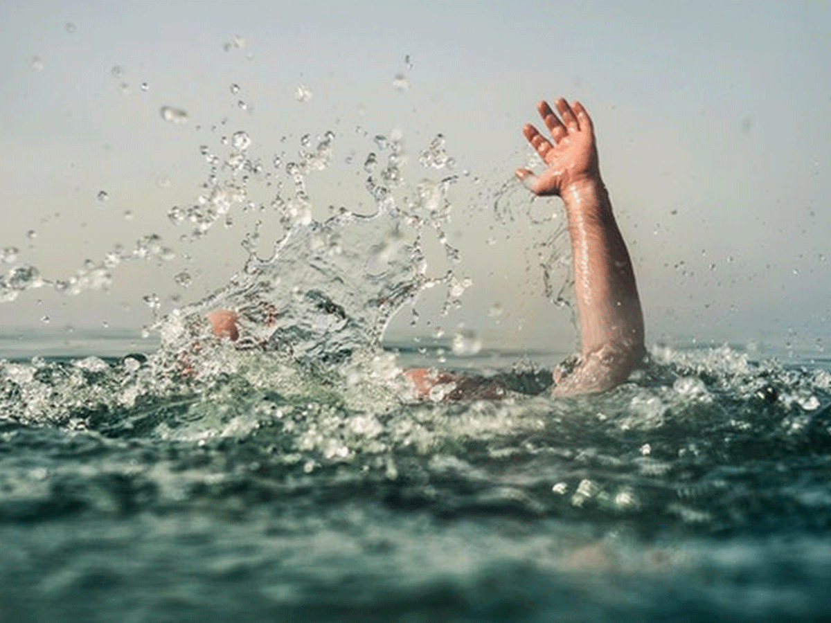 నీటిలో మునిగి ఇద్దరు విద్యార్థులు మృతి