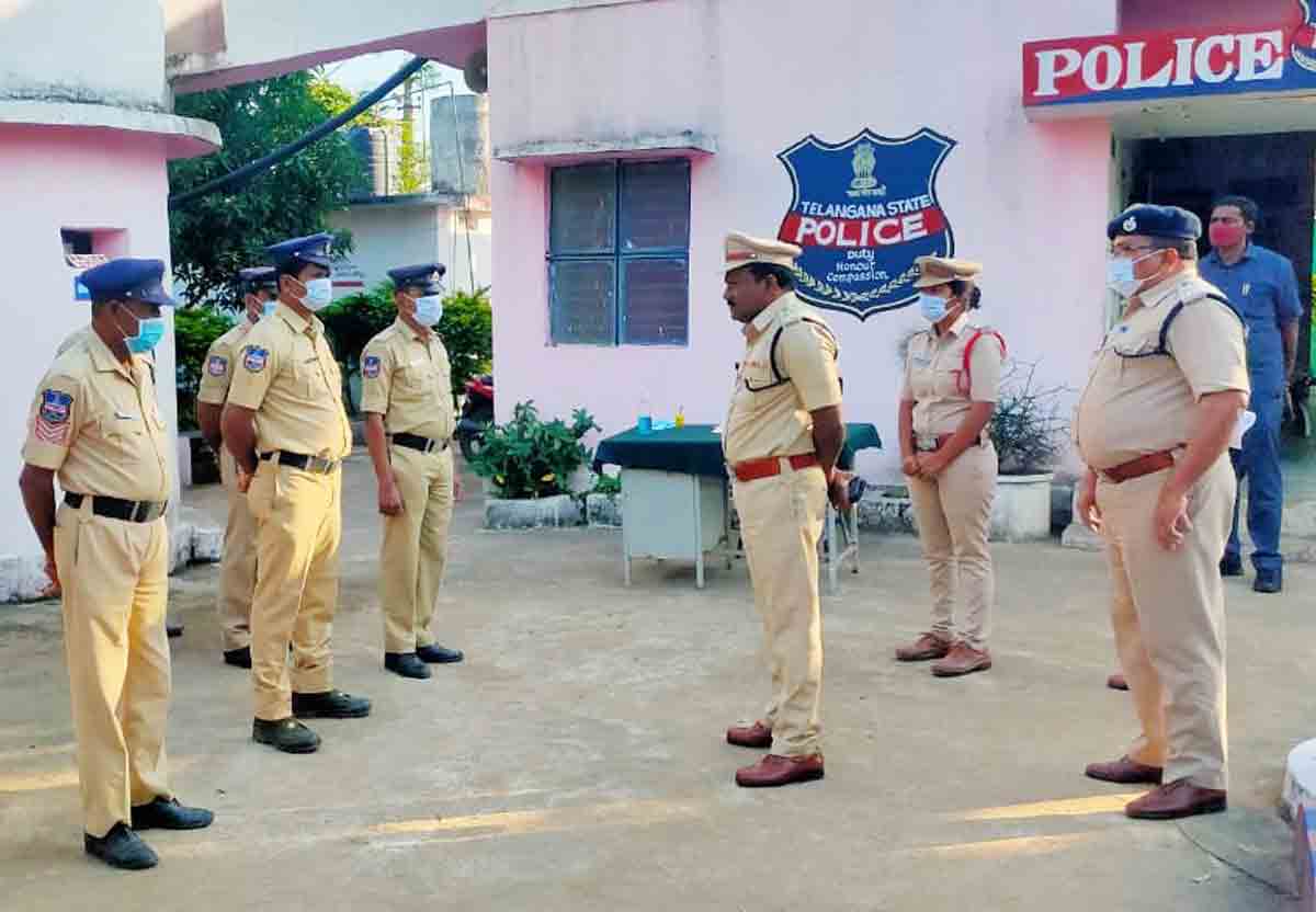 స్నేహ పూర్వకంగా మెలగాలి