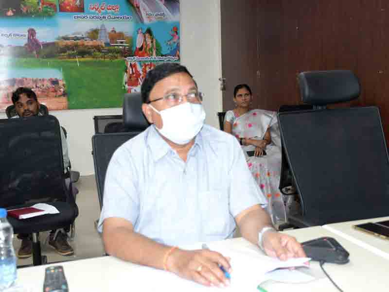 ఓటరు గుర్తింపుకార్డులు అందించాలి