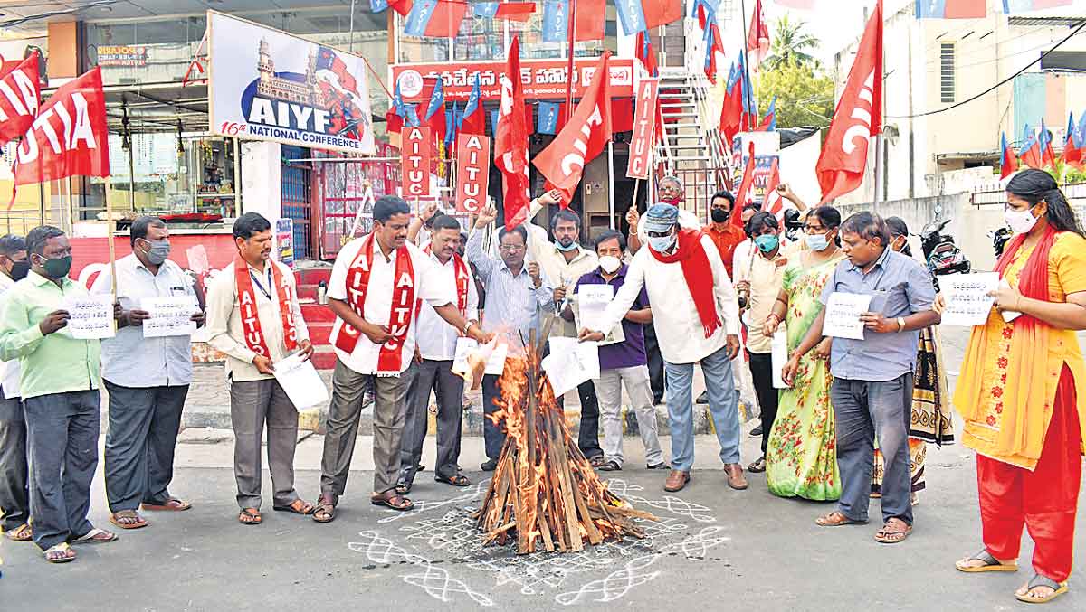 కార్మిక హక్కులను హరిస్తున్న కేంద్రం: ఏఐటీయూసీ