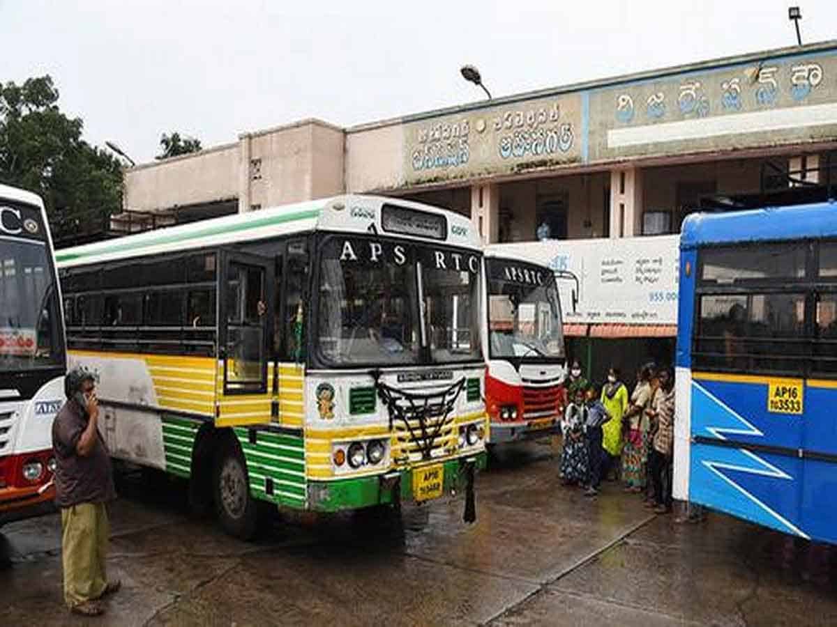 APSRTC Bus fares: పండగ వేళ ప్రయాణికుల నిలువు దోపిడీ