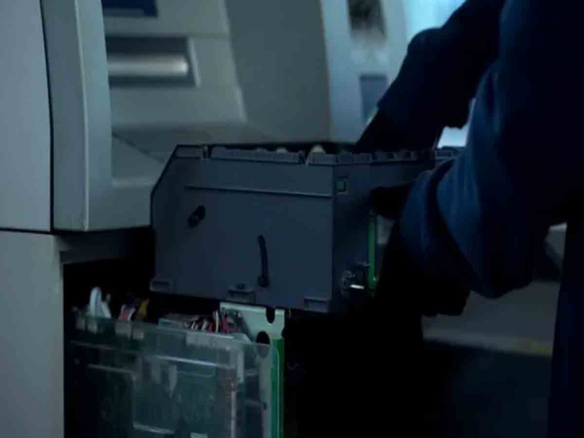 ఏటీఎంను ప‌గుల‌గొట్టి… రూ.2.5 ల‌క్ష‌లు చోరీ