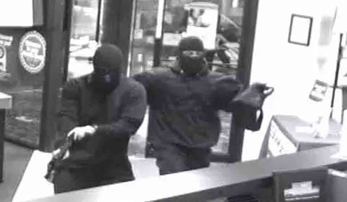 గ్యాస్ క‌ట్ట‌ర్‌తో ఏటీఎం మిష‌న్‌ల‌ను క‌ట్ చేసి రూ.40 ల‌క్ష‌లు చోరీ..!