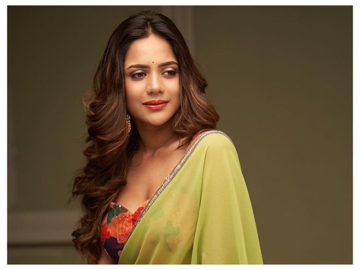 Aishwarya Dutta | చీరకట్టులో ఐశ్వర్య దత్తా హొయలు..