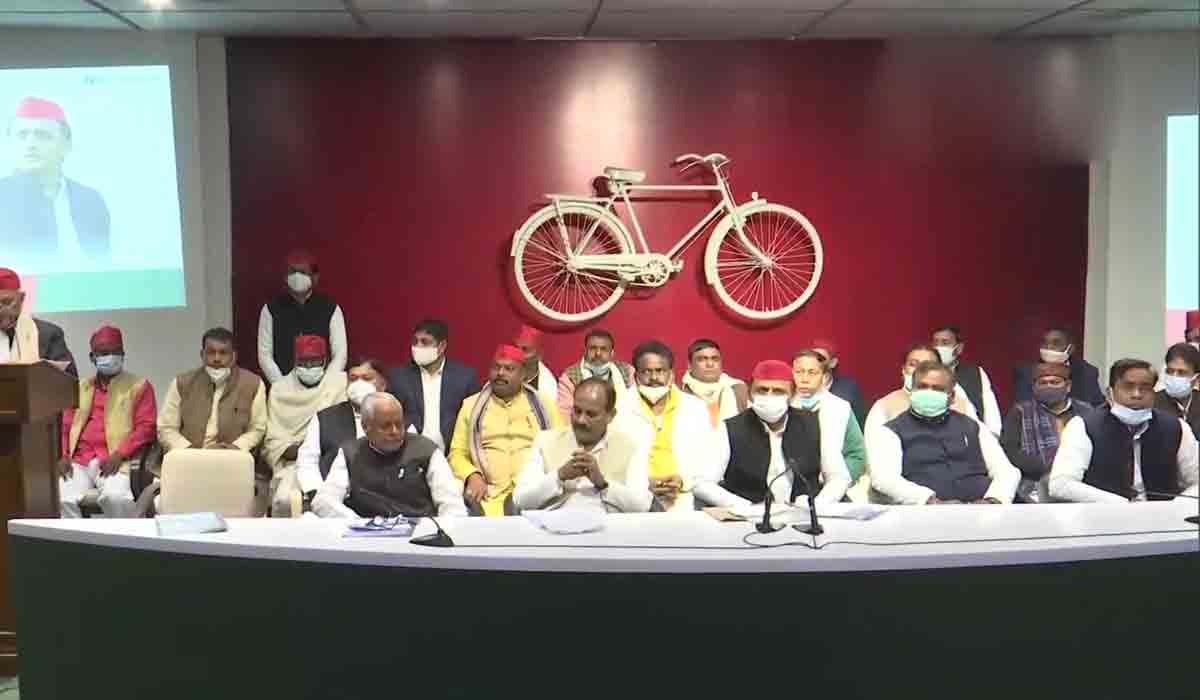 ఎస్పీలోకి దారాసింగ్ చౌహాన్‌.. యూపీ సీఎం అబ‌ద్ధాలకోరు అన్న అఖిలేష్‌