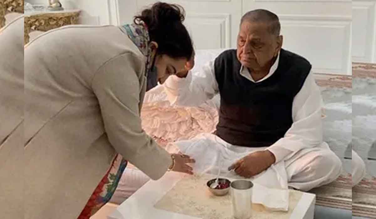 మామ‌ ఆశీర్వాదం తీసుకున్న చిన్న కోడ‌లు..