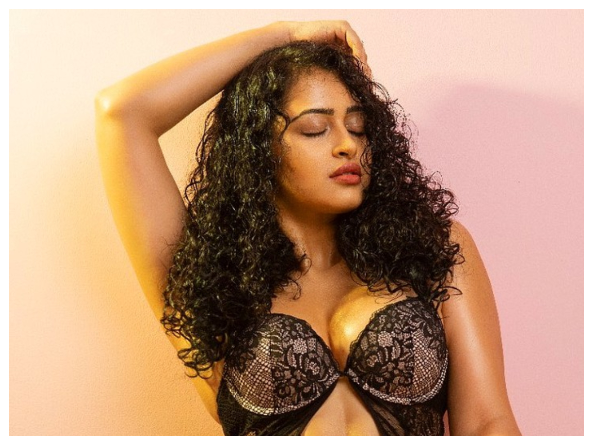 Apsara Rani | కుర్రకారు మతి పోగొడుతున్న ఆర్జీవీ హీరోయిన్‌ అప్స‌ర రాణి..