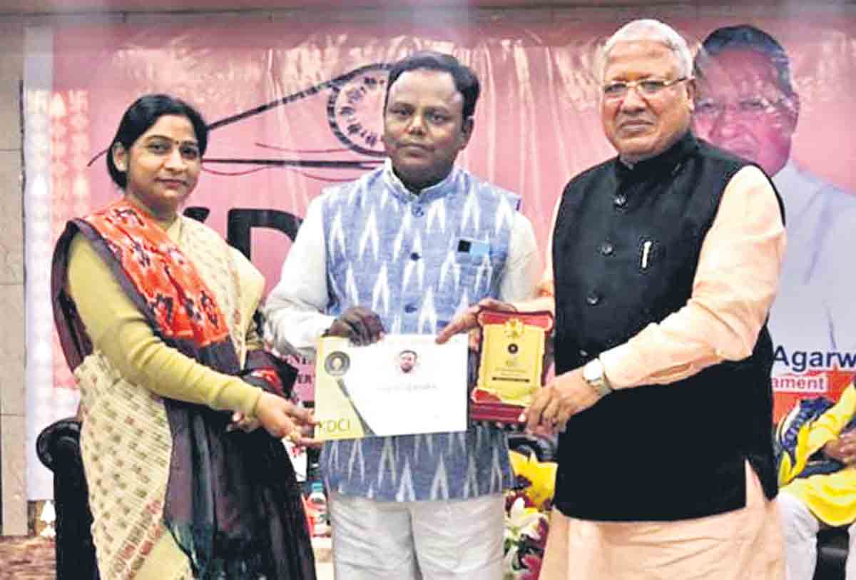 నేత కళాకారుడికి ఖాదీ డిజైనింగ్‌ అవార్డు