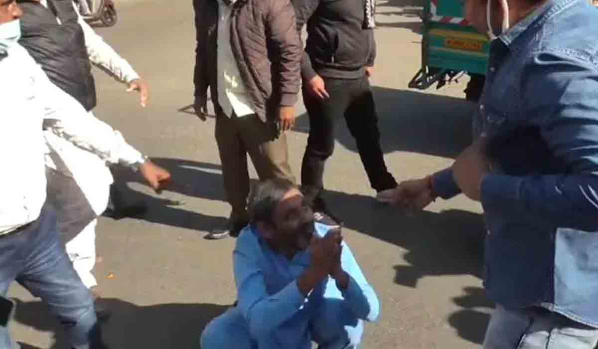 ప్రధానిని దూషించాడని యువకుడిని బింగీలు తీయించిన బీజేపీ కార్యకర్తలు