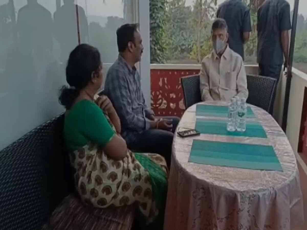 Babu met Radha: వంగవీటి రాధను కలిసిన చంద్రబాబు