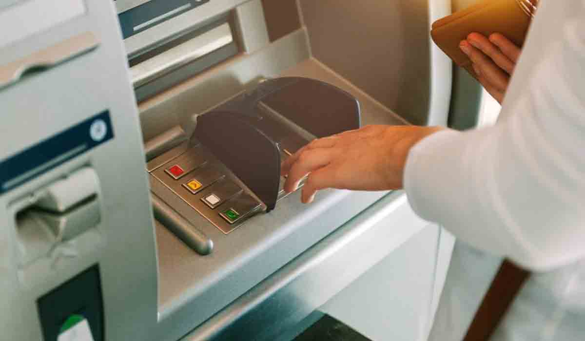 Banking charges: 10 వేల‌కుపైగా డిపాజిట్ చేస్తే చేతిచ‌మురు వ‌దిలించుకోవాల్సిందే.. ఏ బ్యాంకులోనో తెలుసా..?