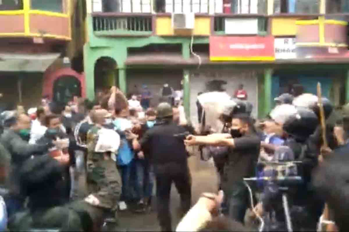 Scuffle: మ‌హ‌నీయుడి జ‌యంతి వేడుక‌లోనూ పార్టీల కుమ్ములాట‌.. వీడియో