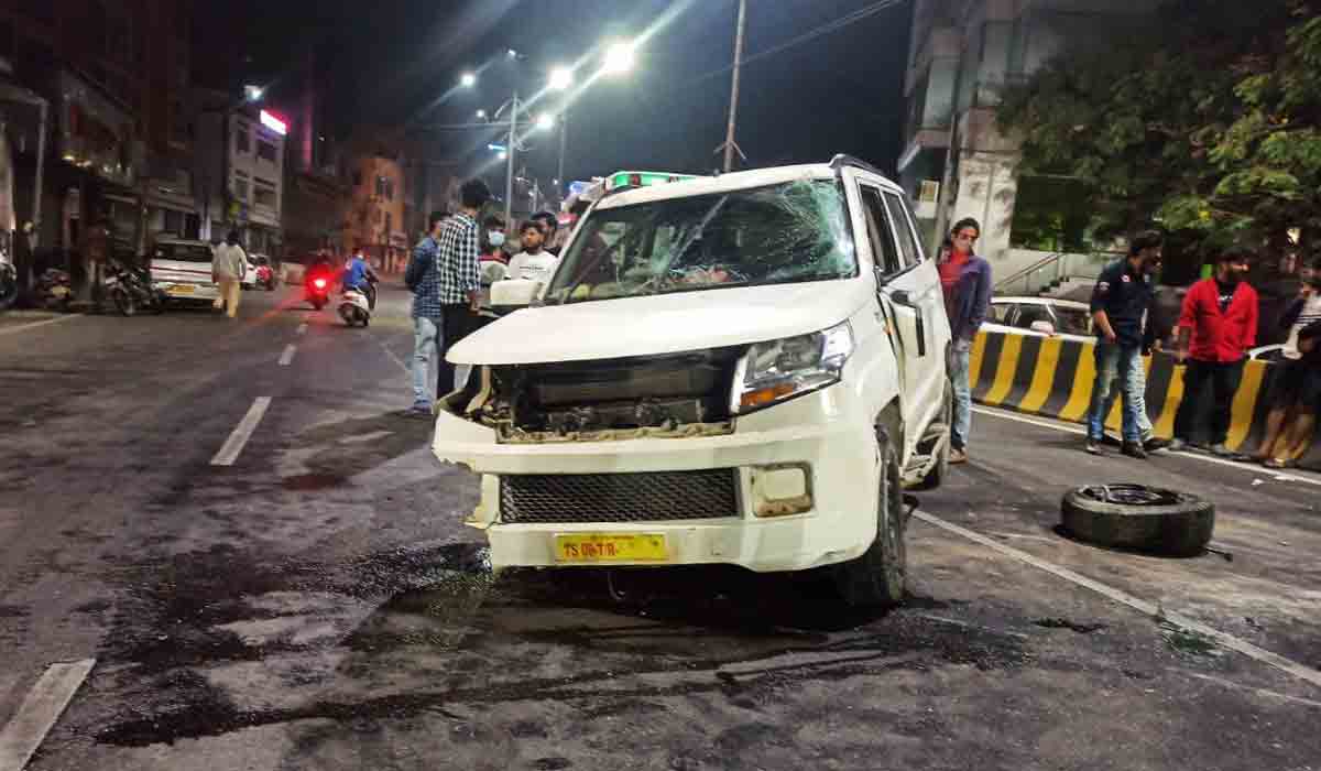 బంజారాహిల్స్‌లో డివైడర్‌ను ఢీకొట్టిన కారు..
