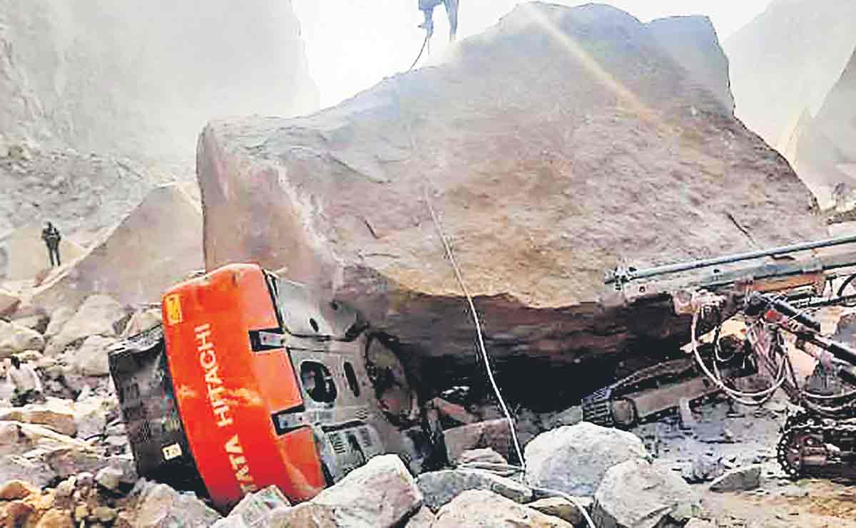 కొండచరియ విరిగిపడి నలుగురు మృతి