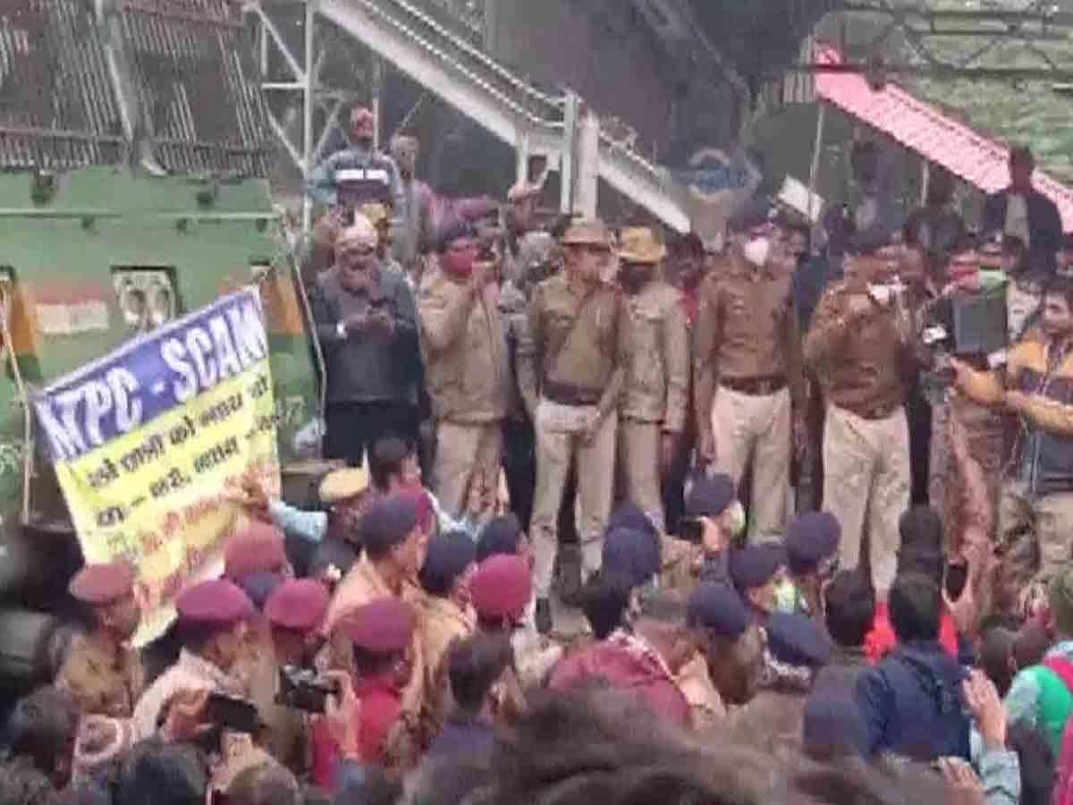 పరీక్షా ఫ‌లితాల‌పై అభ్య‌ర్థుల నిర‌స‌న‌… రైల్వే స్టేష‌న్‌లో బైఠాయించి రైళ్లు నిలిపివేత‌