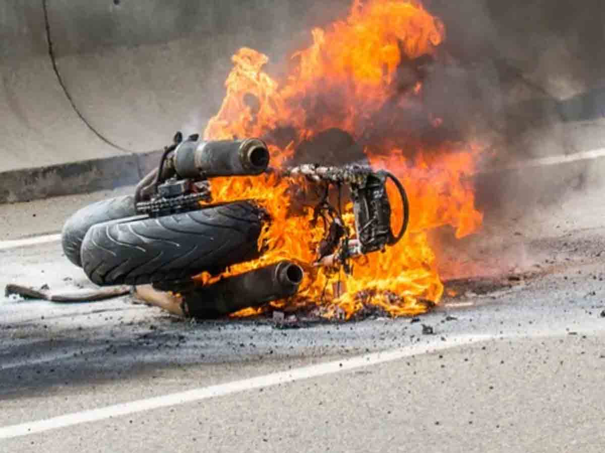 స్నాచర్లపై స్థానికుల దాడి… ఆగ్ర‌హంతో బైక్‌కు నిప్పు