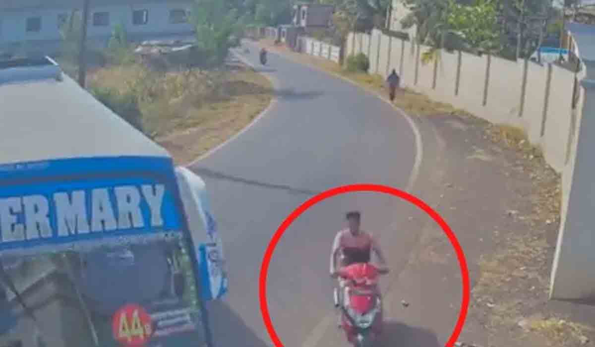 బ‌స్సు యూట‌ర్న్.. వెంట్రుక‌వాసిలో చావు నుంచి త‌ప్పించుకున్న బైకర్.. వీడియో