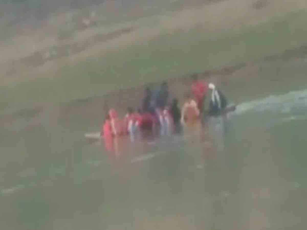 Video: నదిలో ప‌డ‌వ బోల్తా… ఇద్ద‌రు గ‌ల్లంతు