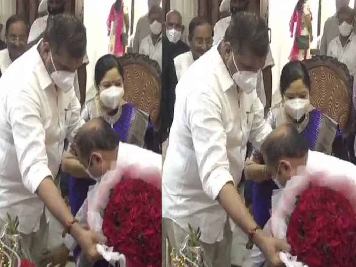 మంత్రి దంపతుల కాళ్లకు దండం.. చర్చనీయంగా జాయింట్‌ కలెక్టర్‌ తీరు