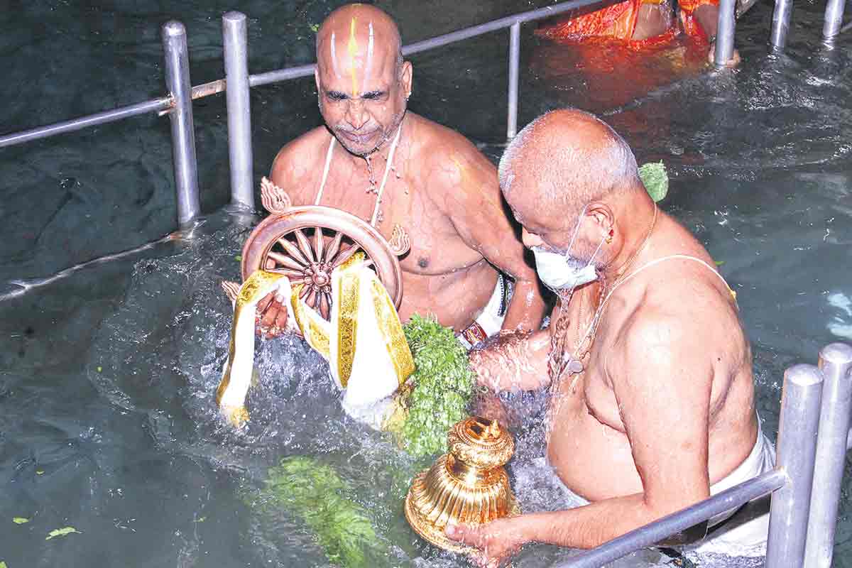 వైభవంగా శ్రీవారి చక్రస్నానం