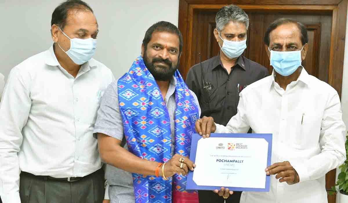 సీఎం కేసీఆర్‌కు వరల్డ్ బెస్ట్ టూరిజం విలేజ్ అవార్డు అంద‌జేత‌