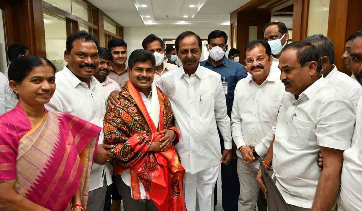 Telangana | సీఎం కేసీఆర్‌ను క‌లిసిన తోట ఆగయ్య‌