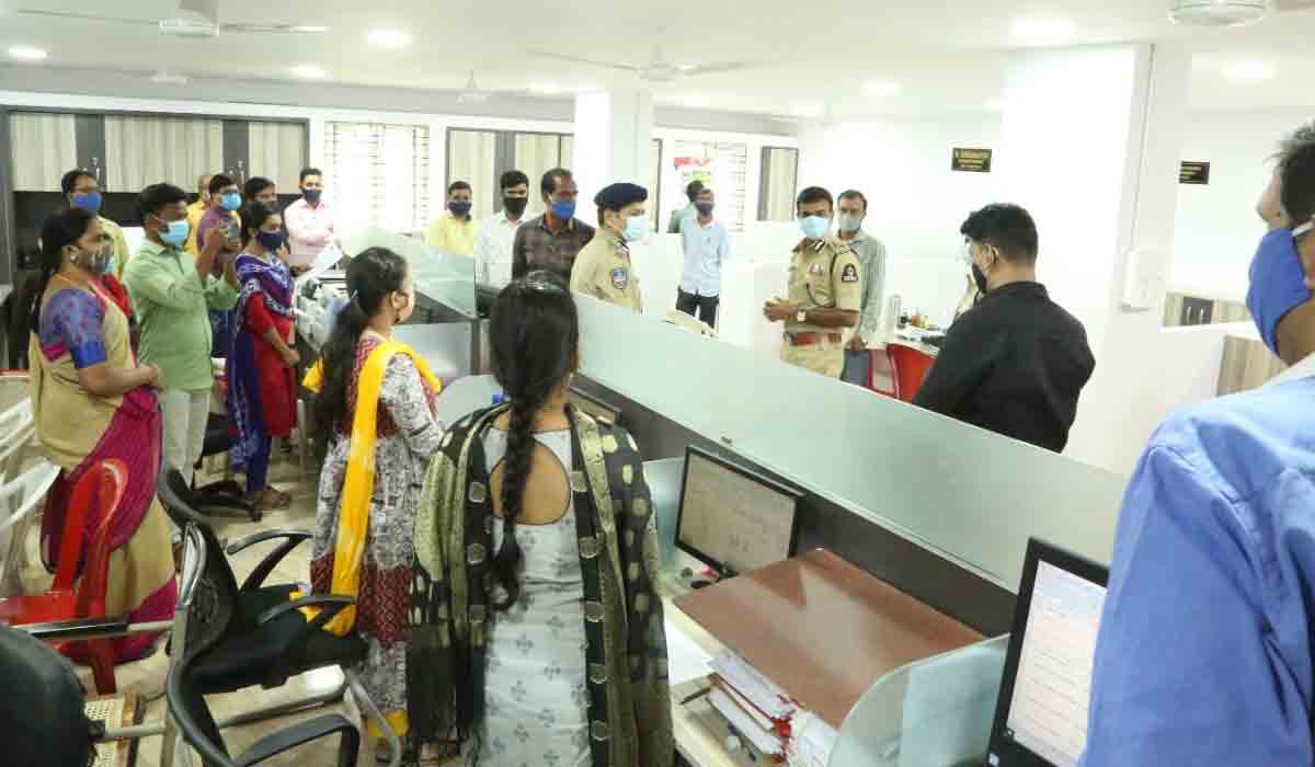 క‌రోనా క‌ల‌క‌లం.. ఉద్యోగుల‌కు సూచ‌న‌లు చేసిన సీపీ ఆనంద్