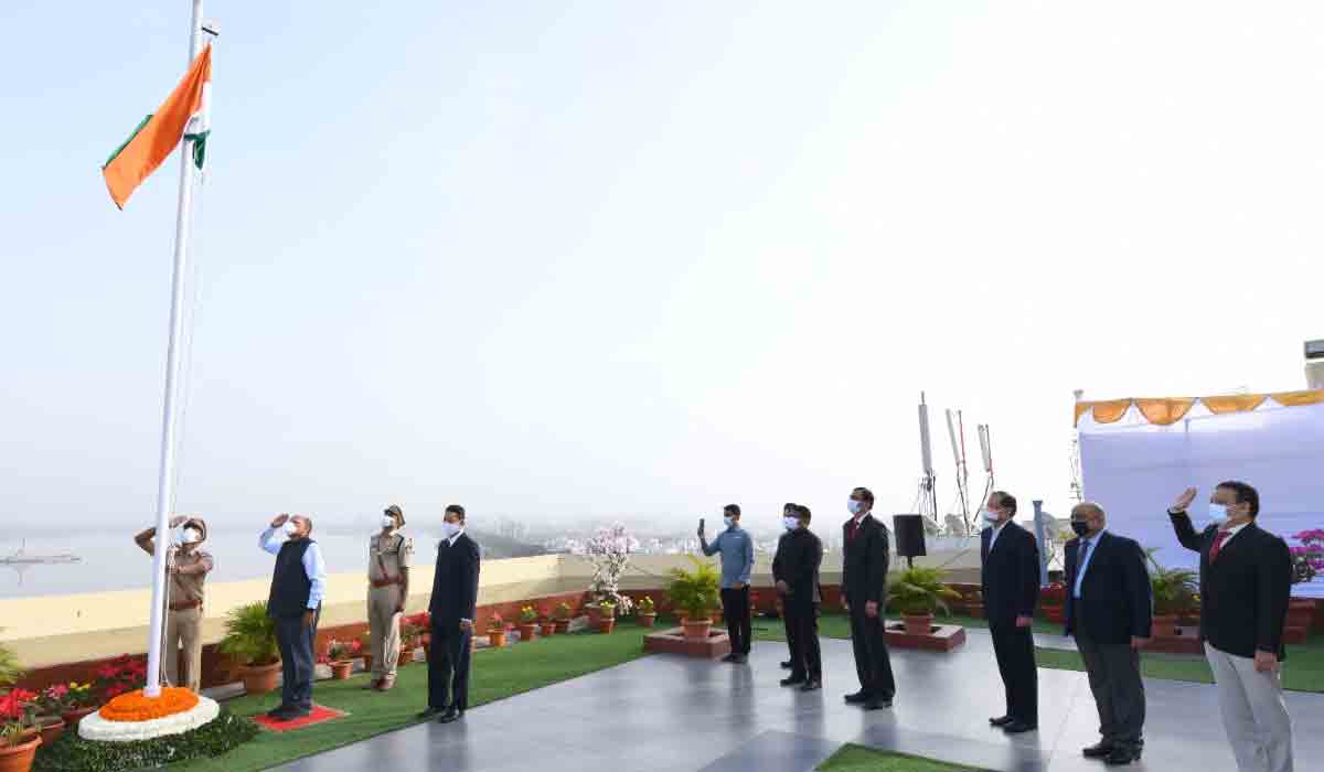 శాసనమండలిలో జాతీయ జెండా ఆవిష్కరించిన ప్రొటెం చైర్మన్‌