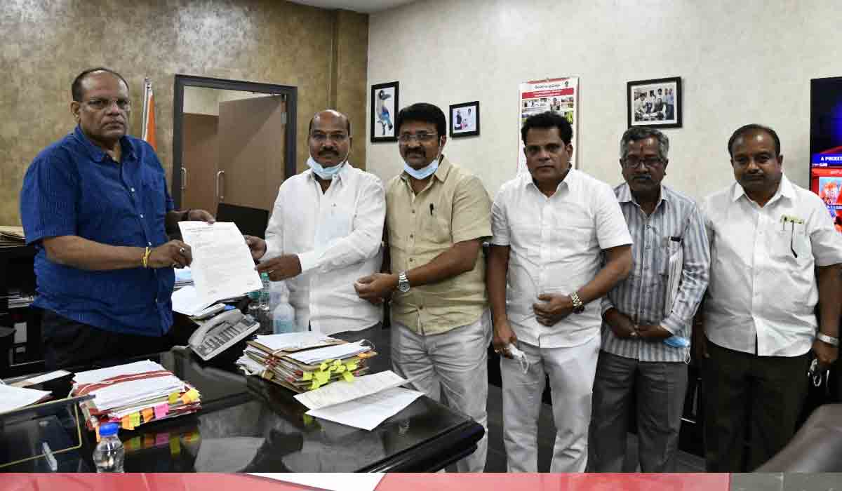 సీఎస్ సోమేశ్ కుమార్‌ను క‌లిసిన టీఎన్జీవో నేత‌లు