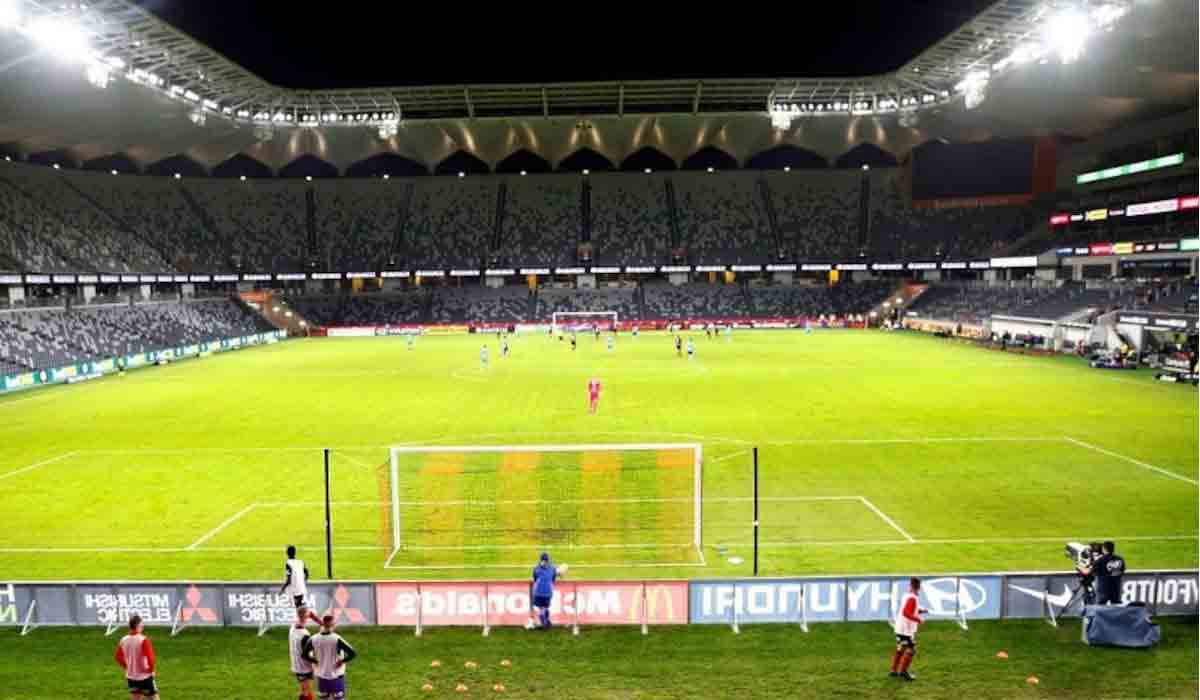 ఫుట్‌బాల్‌ స్టేడియంలో తొక్కిసలాట.. ఆరుగురు దుర్మరణం