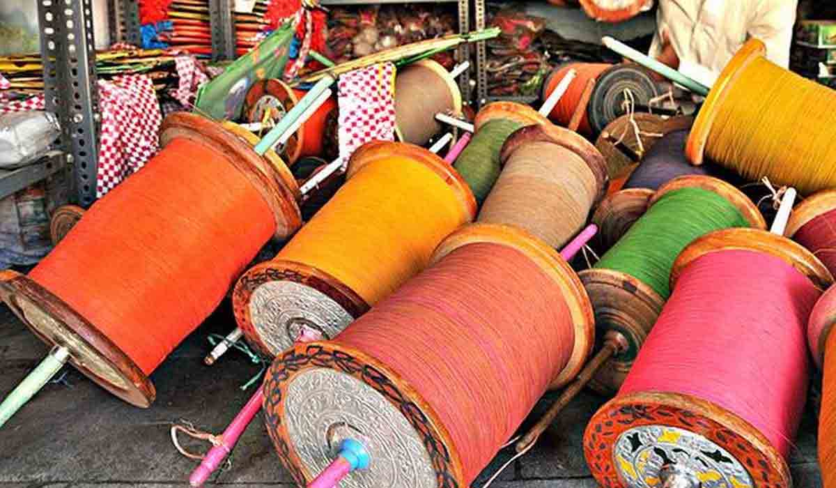 ప్రాణం తీసిన చైనా మాంజా.. బైక్‌పై వెళ్తుండ‌గా గొంతు తెగి..